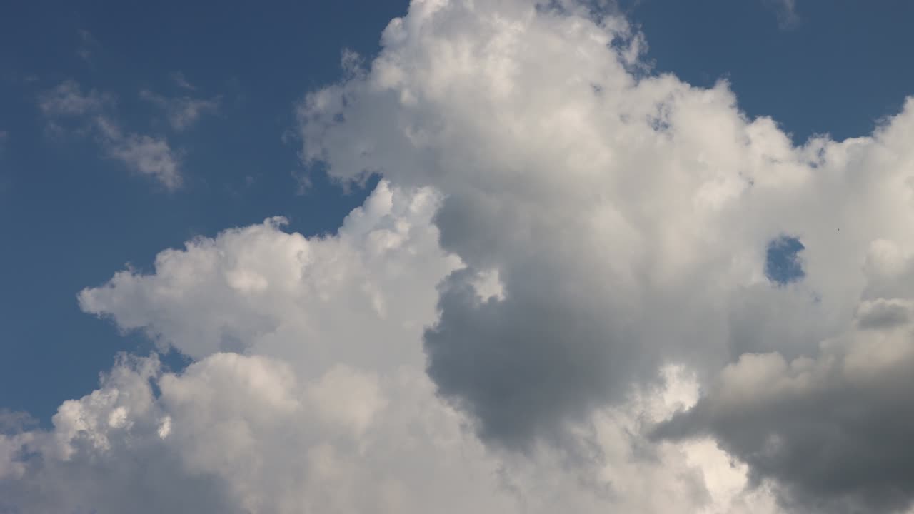 푸른 하늘 위의 하 구름 4k 타임스 영상