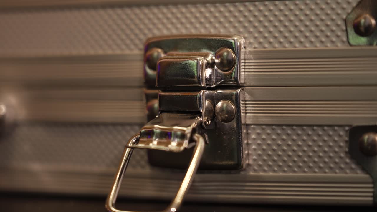 카지노 케이스에서 라치의 극단적인 클로즈업