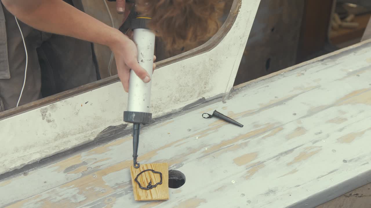 sika flex 매스틱을 목재 캡핑 조각에 적용하여 데크 판자에 부착하여 누수 방지