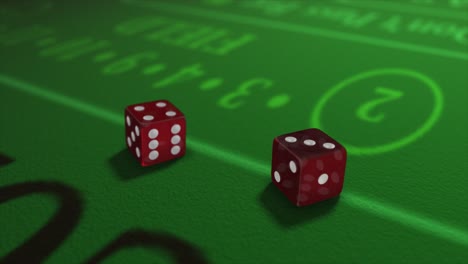 Un-Par-De-Dados-Arrojados-A-Una-Mesa-De-Dados-O-De-Dados-Con-Brillantes-Máquinas-De-Póquer-En-Un-Fondo-De-Casino---Lanzamientos-De-Dados---Lanzamiento-De-Dados-Rojos-Translúcidos-De-Cuatro-Y-Tres---Siete