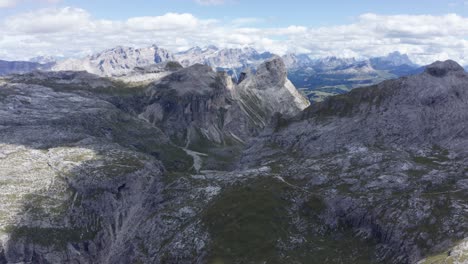 Increíble-Paisaje-Aéreo-En-Dolomitas