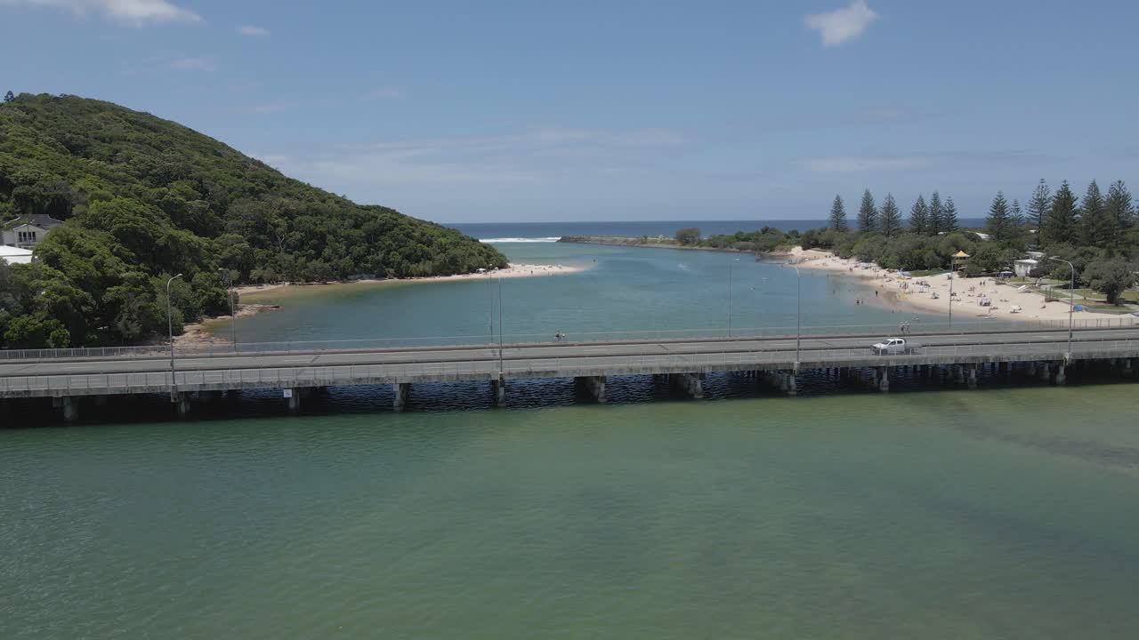 호주 퀸즐랜드주 팜 비치에 있는 탈레버제라 크릭 다리를 가로지르는 차량