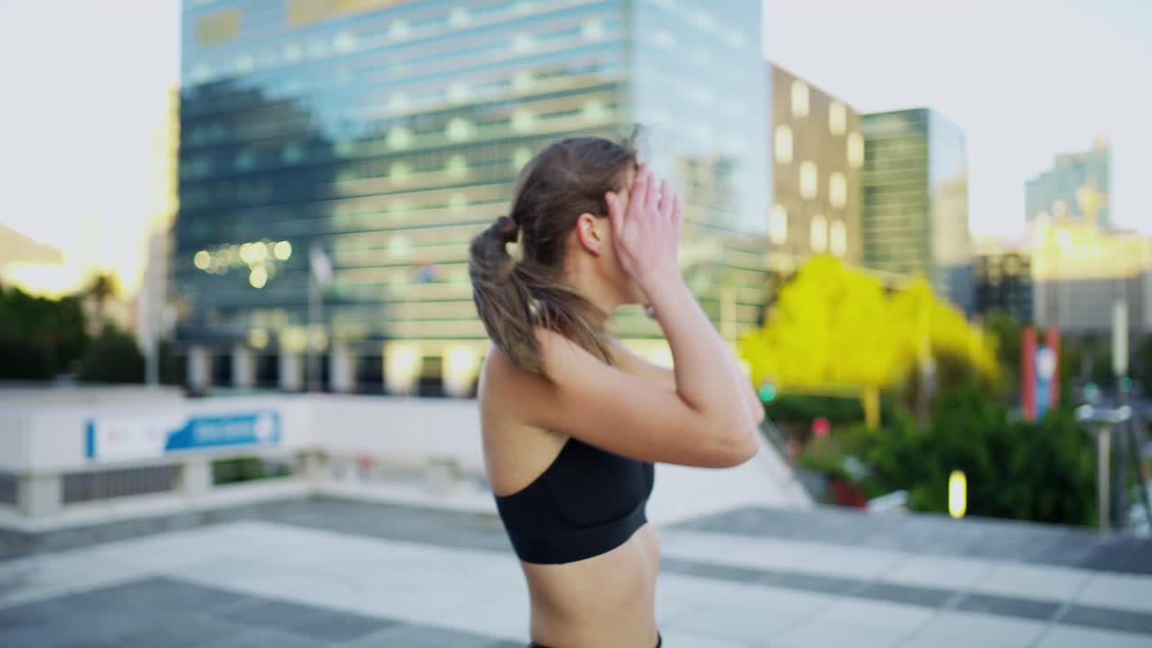 그녀는 운동에 모든 것을  ⁇ 아 ⁇ 니다.
