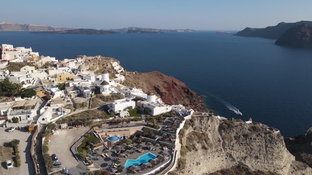 imágenes de drones aéreos de oia santorini de grecia 8.mp4