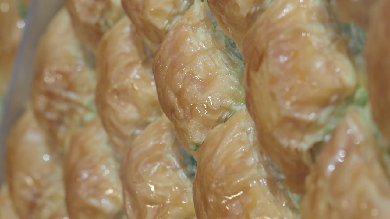 Primo piano di baklava dorato, dolce con sciroppo