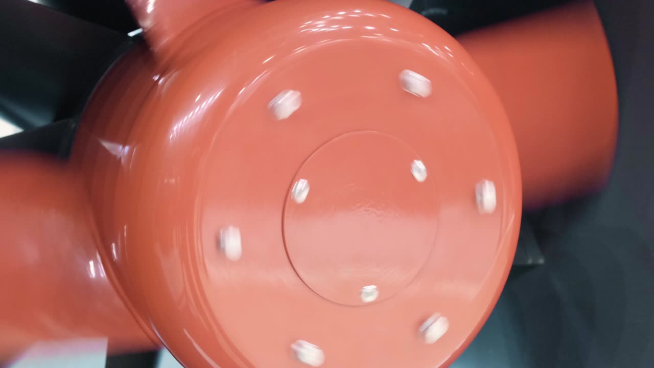 천천히 회전하는 환기 팬 (uhd 4k) - 전기 팬은 블레이드의 느린 움직임으로 공기의 흐름을 생성합니다.