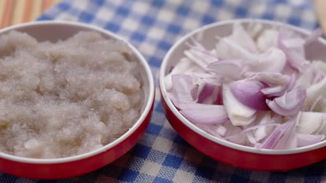 Cebolla-Roja-En-Un-Recipiente-Sobre-La-Mesa