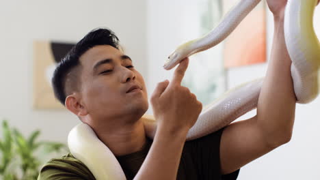 hombre sujetando serpiente en el interior