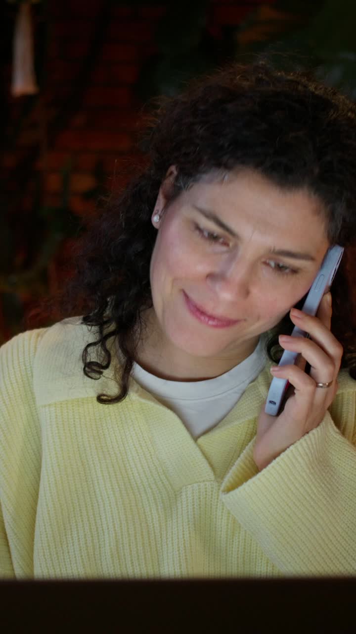 mujer en el teléfono por la noche