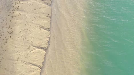 Orilla-De-Un-Lago-Con-Hermosas-Aguas-Azules-Y-Olas-Tranquilas