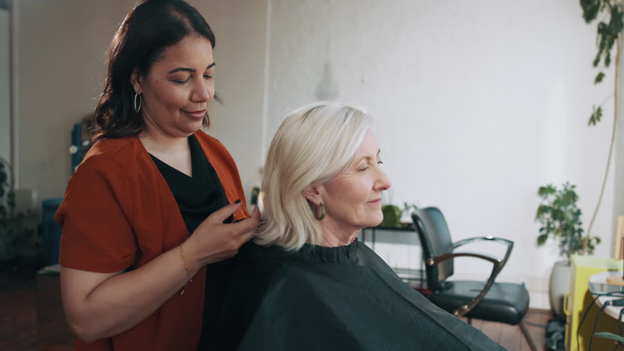 Cabeleireiro Coloca Capa na Cliente em Salão de Beleza Moderno