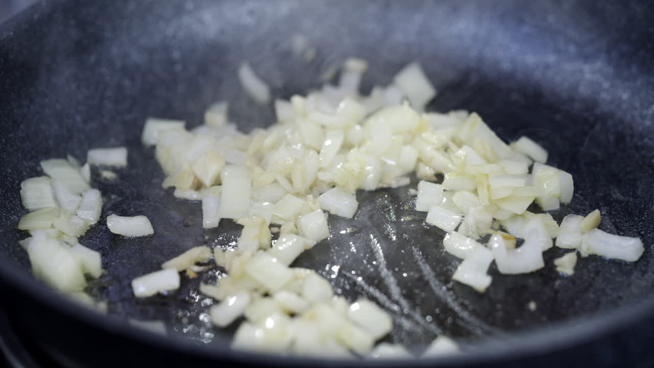 에 은 양파에 향신료를 첨가하는 것