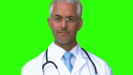 el médico lanza una moneda en el aire en la pantalla verde