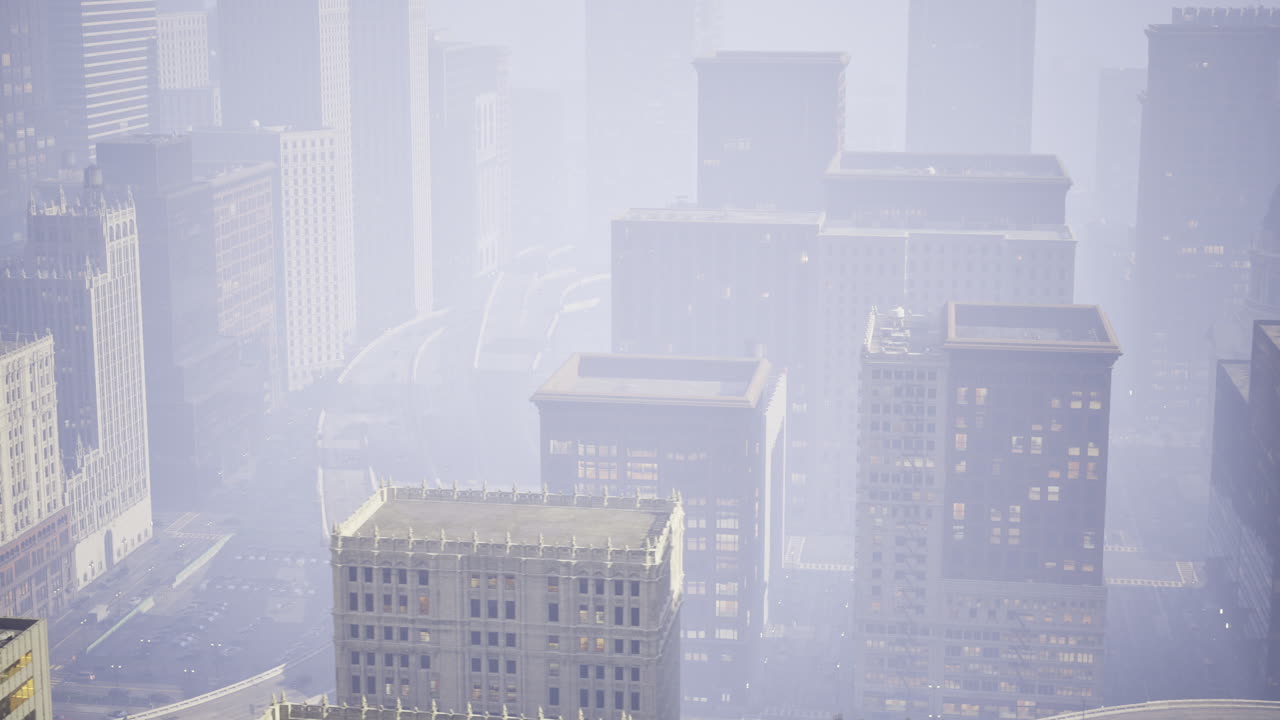 이른 아침 에 안개 로 뒤인 도시 지평선