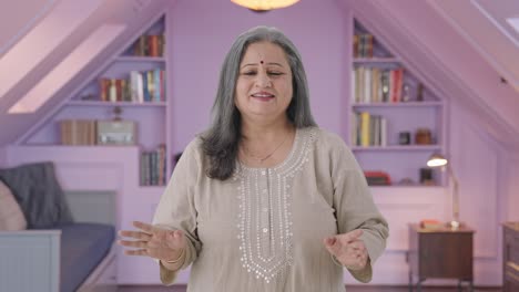 anciana india feliz hablando con la cámara