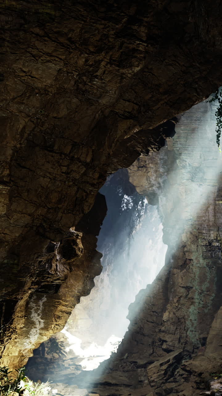 Cascata in una grotta con luce naturale che filtra tra le rocce