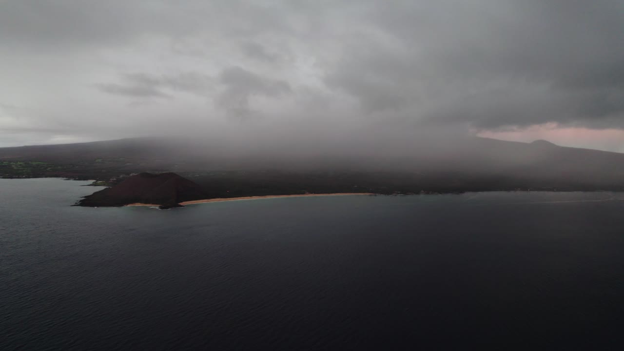 하와이의 마우이 카운티의 아름다운 사우스 마우이 해변을 포착하는 구름을 통해 날아가는 놀라운 공중 촬영