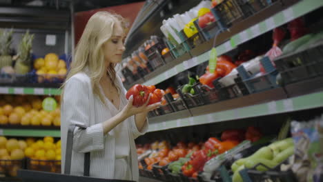 Frau-Kauft-Roten-Pfeffer-Im-Supermarkt.-Weibliche-Hand-Wählt-Bio-Gemüse-Im-Lebensmittelgeschäft.-Null-Abfall-Beim-Einkaufen-Und-Konzept-Eines-Gesunden-Lebensstils.-Zeitlupe