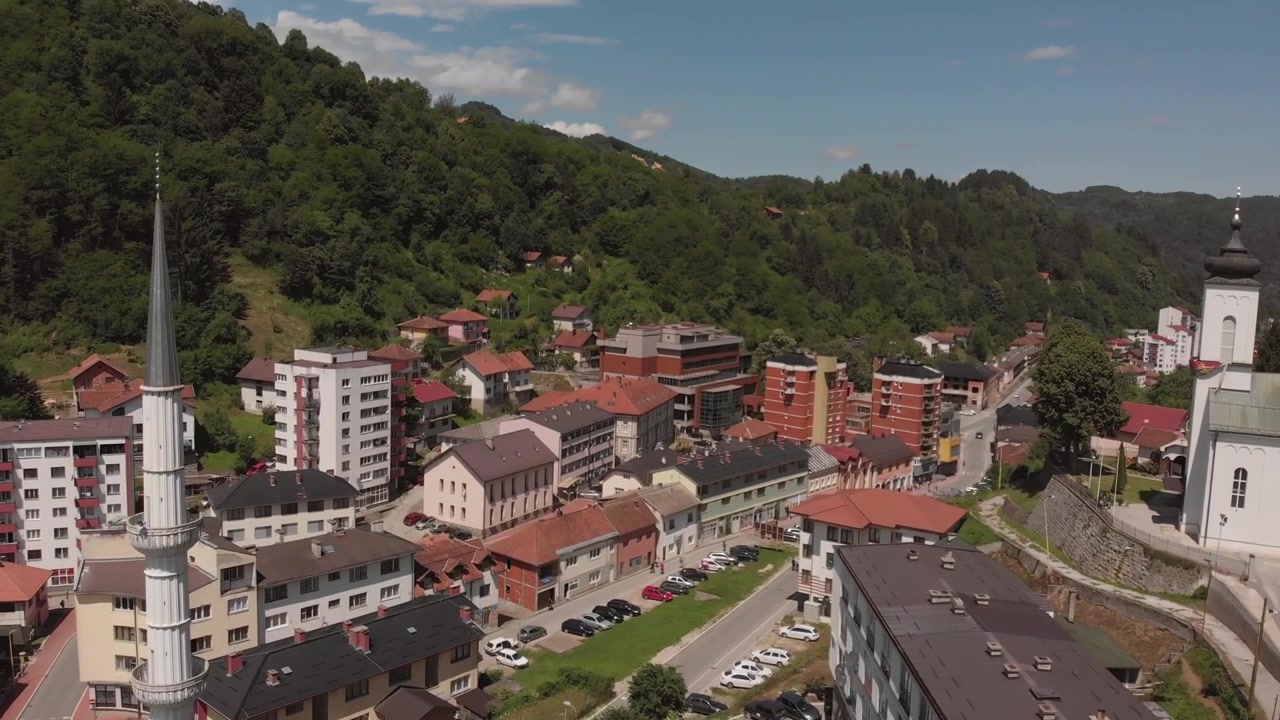 La maggior parte delle persone conosce Srebrenica a causa del genocidio del 1995, in cui più di 8000 uomini furono assassinati
