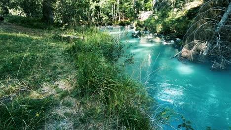 Río-Azul-Turquesa-Que-Fluye-A-Través-De-Un-Bosque-De-Cuento-De-Hadas,-Protector-De-Pantalla-De-Fondo-Relajante-Y-Tranquilo