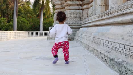 Lindo-Niño-Caminando-En-El-Patio-Del-Templo-Durante-El-Día-Desde-Una-Perspectiva-única