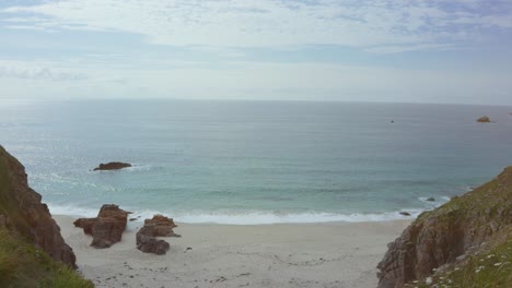 Vista-Panorámica-De-La-Playa-Y-El-Mar-Azul-En-Bretaña