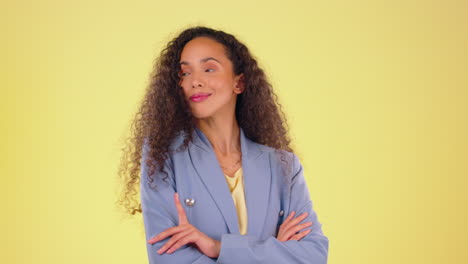 mujer de negocios, sonrisa y cara en un estudio
