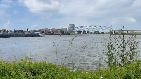 timelapse del puente ferroviario de nijmegen en el fondo en el río waal que conecta la ciudad de nijmegan con la ciudad de lent en los países bajos, europa