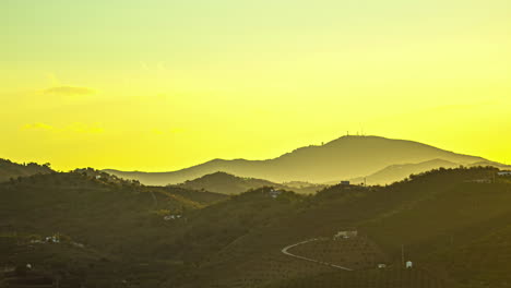 Amanecer-Dorado-Sobre-Un-Paisaje-Montañoso,-Silueta-De-Montañas,-Sereno-Y-Tranquilo-Temprano-En-La-Mañana