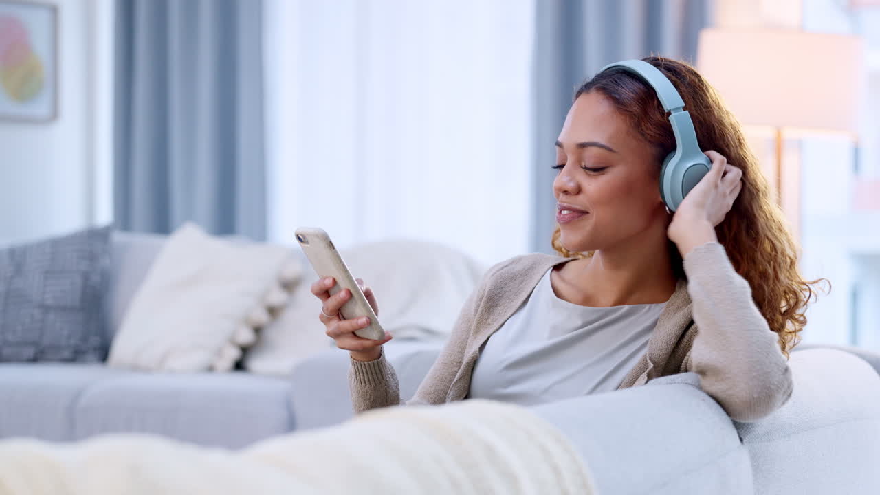Donna che ascolta musica sul suo telefono usando le cuffie
