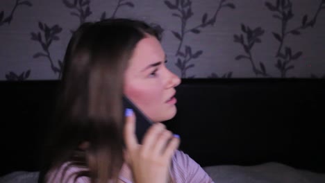 chica en desacuerdo, teniendo una conversación enojada por teléfono