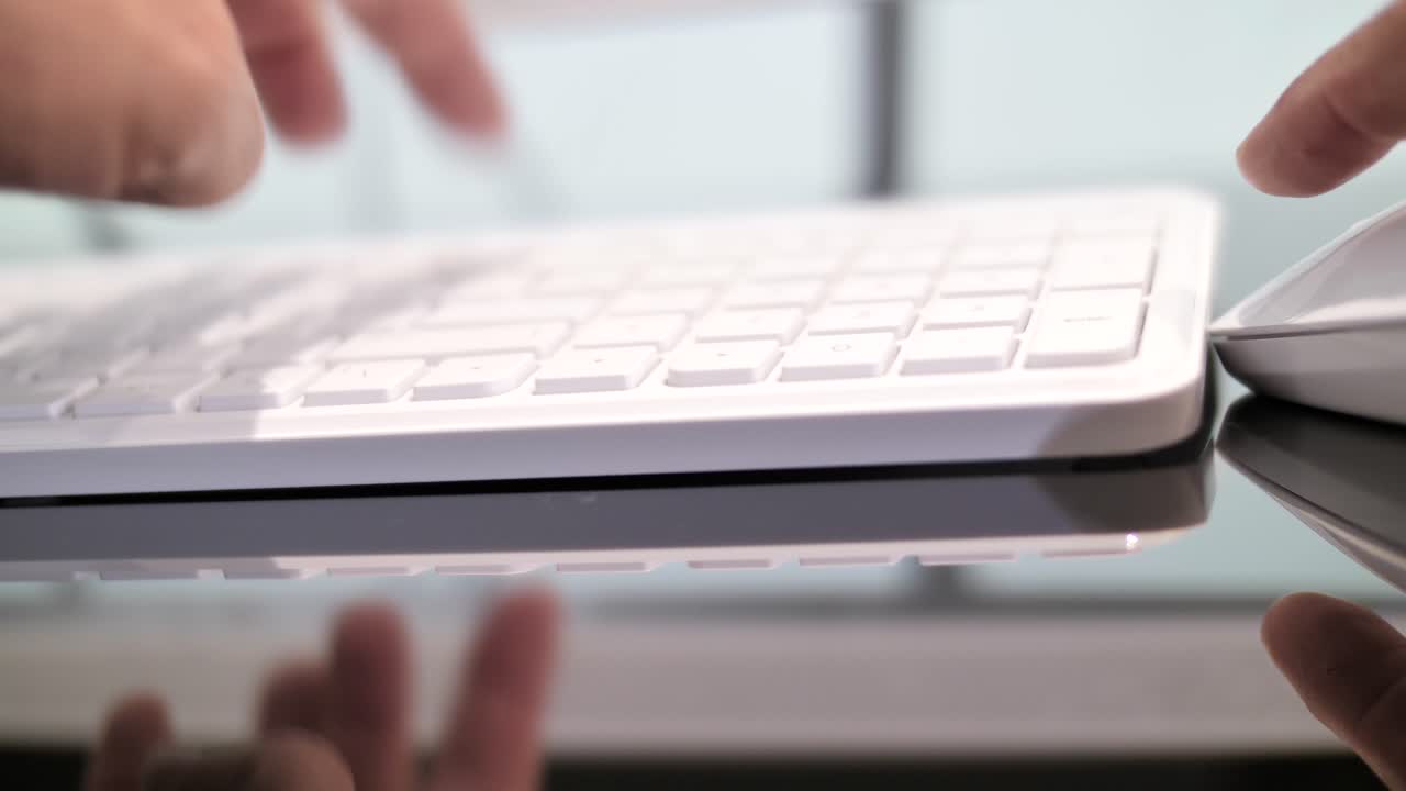 manos usando teclado y mouse de computadora, dispositivo de tecnología moderna