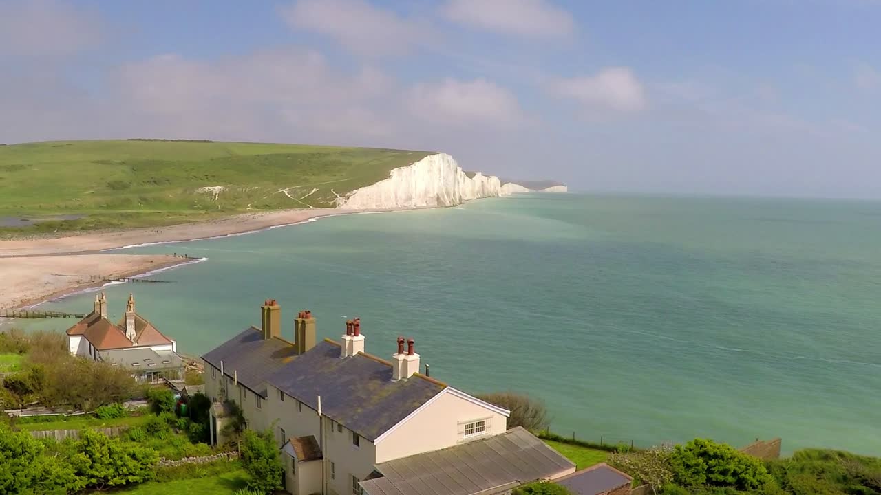 toma real de hermosas casas a lo largo de la orilla de los acantilados blancos de dover en beachy head inglaterra