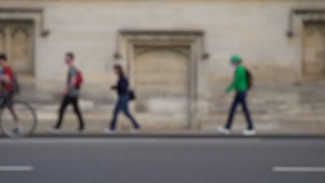 toma desenfocada de personas y tráfico que viaja por la calle principal en oxford 02