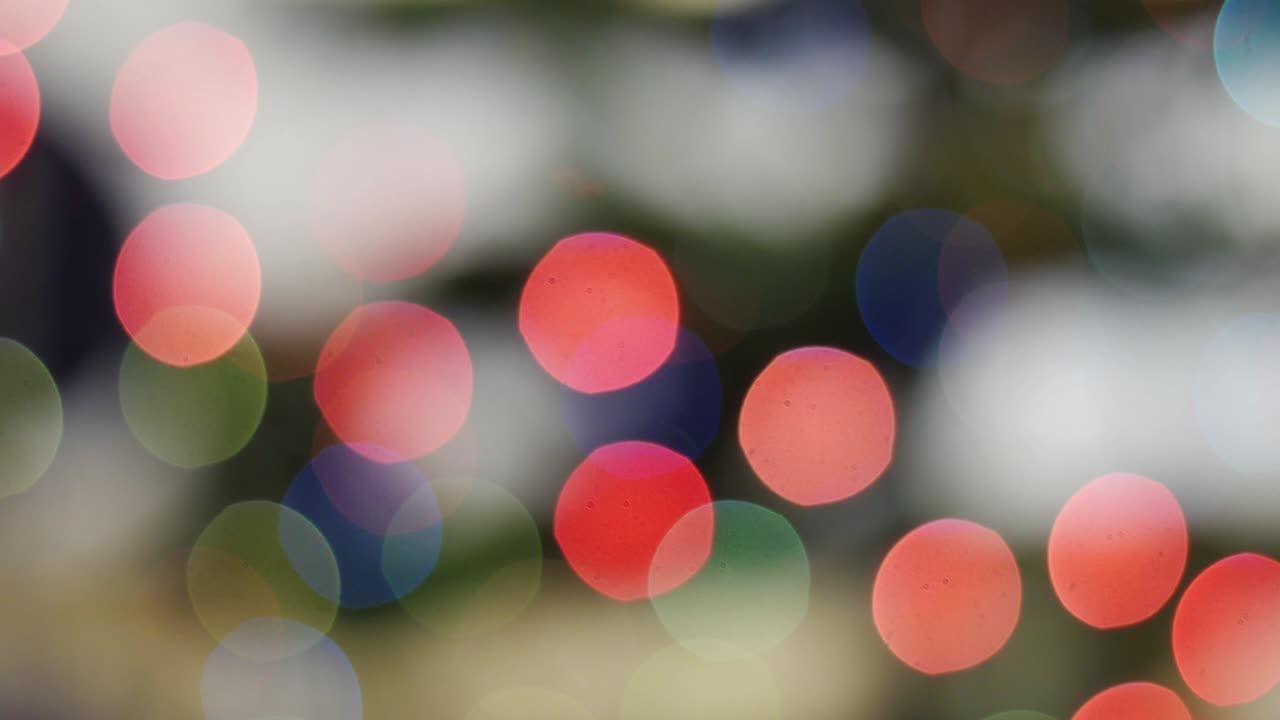 luces coloridas bokeh en fondo negro. bucle