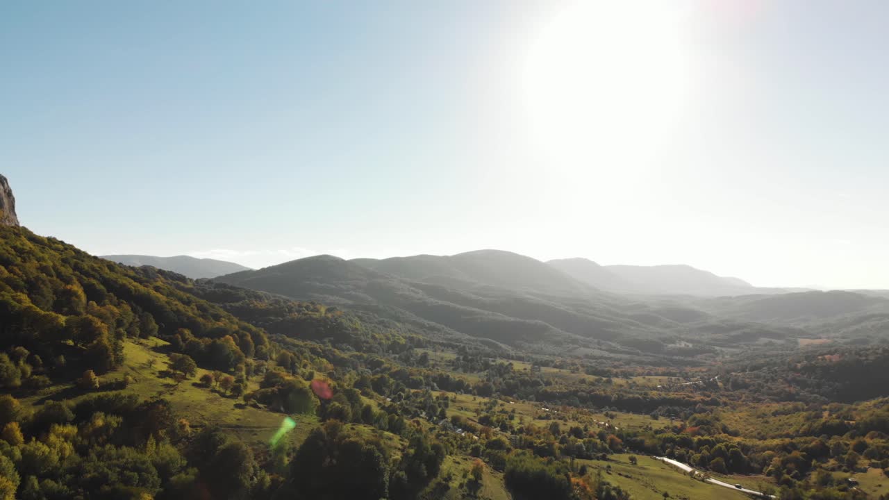 일몰-1에서 큰 녹색 계곡의 공중 패닝 샷