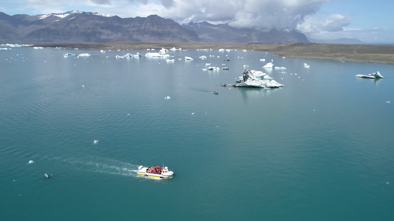 아이슬란드의 빙하 호수에서 보트 투어