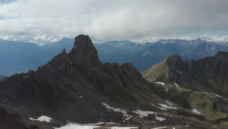 Antenne-Des-Fernen-Felsigen-Berggipfels