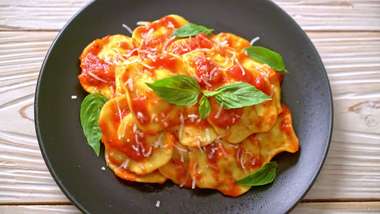토마토 소스와 바질을 곁들인 라비올리