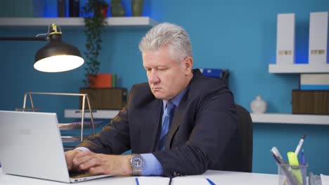 hombre de negocios trabajando con enfoque serio.