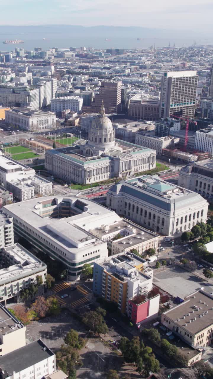 vista aérea vertical del ayuntamiento de san francisco y el paisaje urbano, california, estados unidos