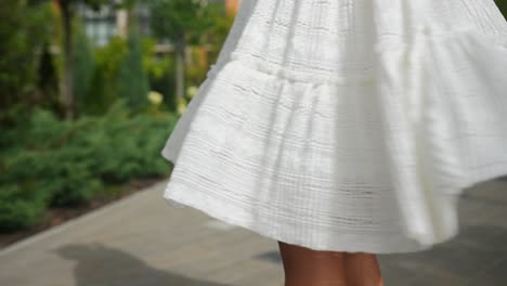 mujer con un vestido blanco arrugado