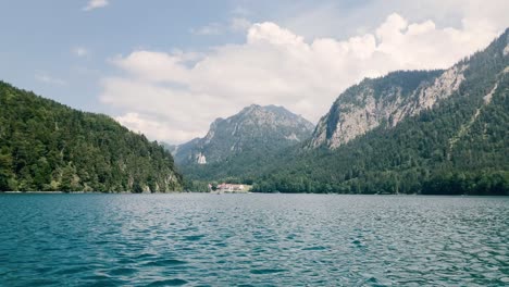 hermoso lago alpsee en el distrito de ostallgäu de baviera, alemania cerca del castillo de neuschwanstein