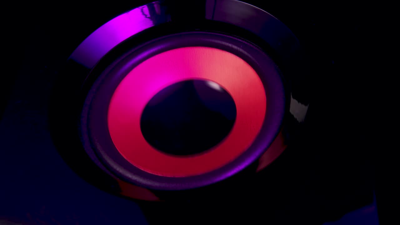 un woofer de color vibrante. un gran altavoz. un gran woofer que cambia de color. concepto de instrumento musical. cerca. movimiento lento