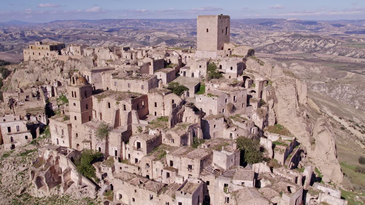 Aşınmış bir tepede harabe hayalet kasaba, Craco, Matera, İtalya.
