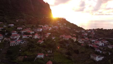 Pueblo-De-Arco-De-São-Jorge-Al-Amanecer,-Un-Pueblo-Pintoresco-En-Las-Colinas-Frente-Al-Mar,-Isla-De-Madeira