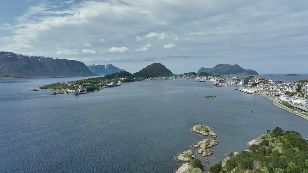 aalesund noruega aérea con la ciudad a la derecha y las islas aspoy y slinningen a la izquierda