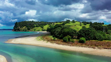 Te-Muri-Beach-Reserve-Zusammen-Mit-Grünem-Wald-Auf-Dem-Hügel-In-Auckland,-Neuseeland