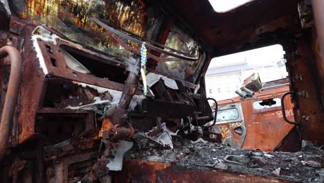 exposición de guerra en la plaza sofía en kiev, ucrania - dentro del asiento del conductor del vehículo ruso tigr destruido
