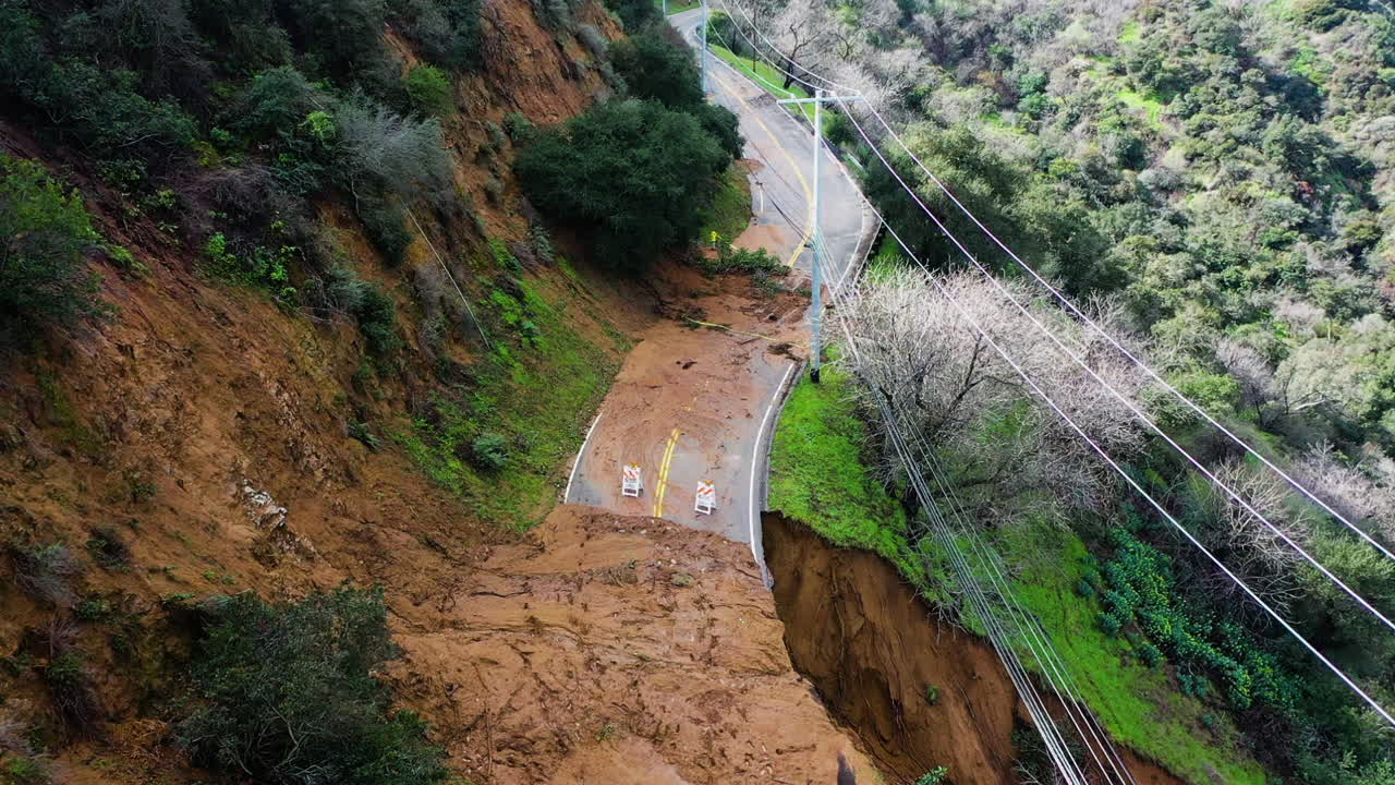 drone volando sobre un deslizamiento de tierra, bloqueado carretera de las tierras altas en california, estados unidos
